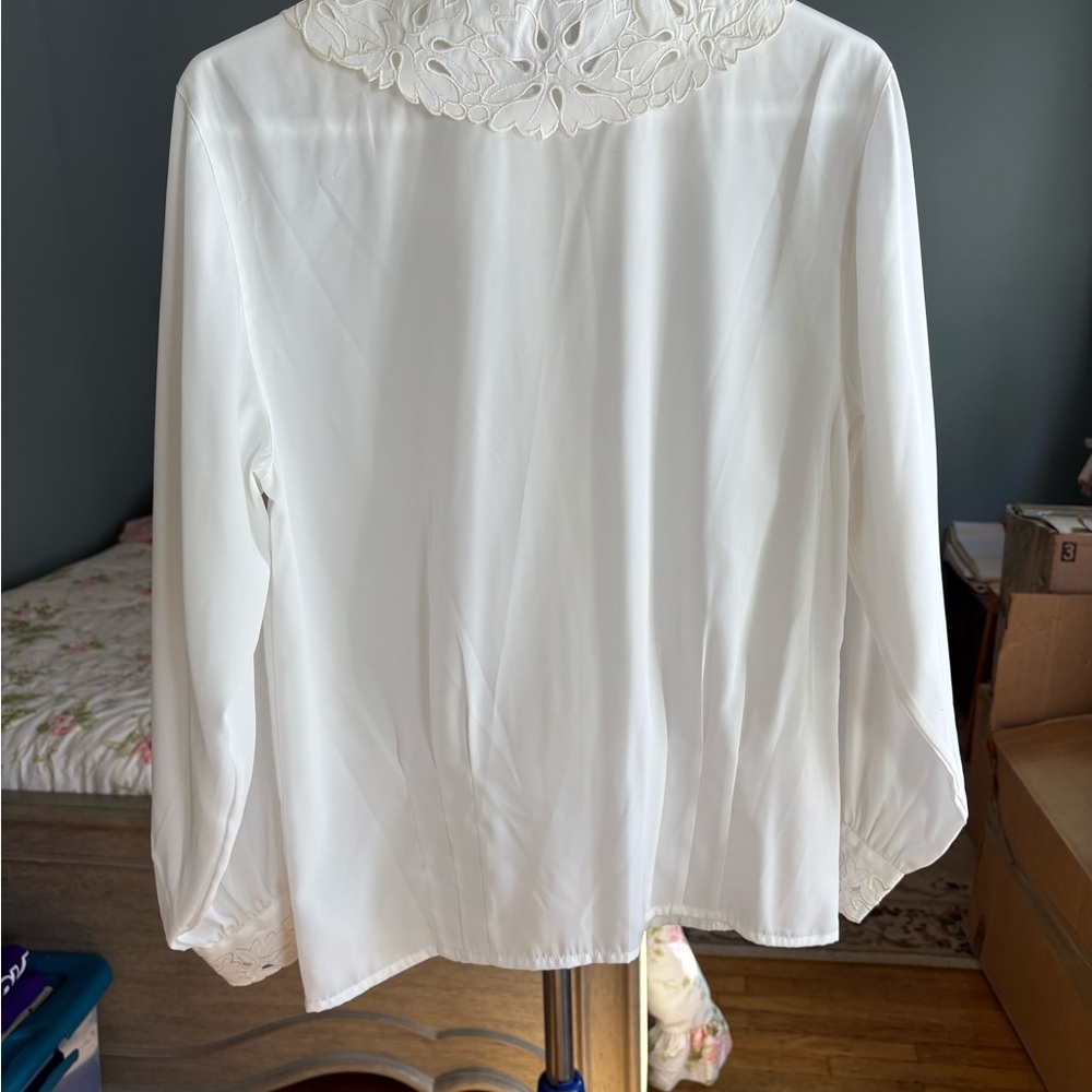 Unique leaf-design lace collar blouse - Picture 2 of 5